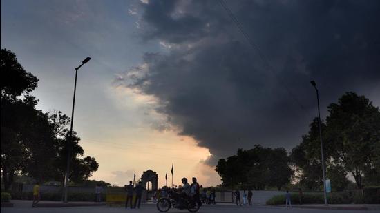 Dark clouds hover over India Gate in New Delhi. (Arvind Yadav/HT PHOTO)