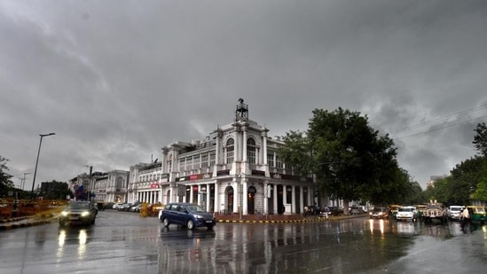 Delhi-NCR areas will see thunderstorms with light to moderate intensity rain during the next 2 hours, the IMD said.(HT File Photo)