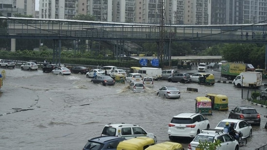 The Iffco Chowk main road was heavily flooded. (Parveen Kumar/HT Photo)