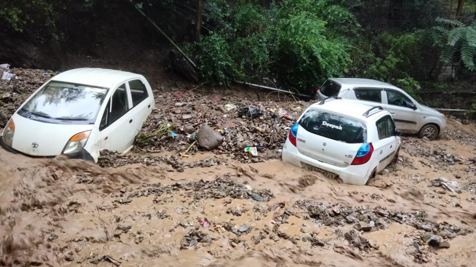 Cars stuck in debris after a flashflood on Kullu-Mandi highway near Hanogi on Wednesday (HT Photo)