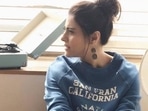 When Kajol wore <span class='webrupee'>₹</span>2k printed sweatshirt for a glam pic and aced effortless vibes(Instagram/@kajol) When Kajol wore <span class='webrupee'>₹</span>2k printed sweatshirt for a glam pic and aced effortless vibes(Instagram/@kajol)