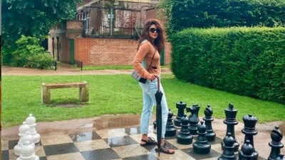 Pee Cee posed in comfy mom jeans, a tanned sweater and gladiators on a huge chessboard. She accessorised her look with black shades, a gold chain and a sling bag. (Instagram/@priyankachopra)