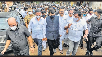 BJP leaders Devendra Fadnavis and Pravin Darekar interact with villagers in Bhilawadi village at Sangli. Meanwhile, Sena legislators will donate a month’s salary for relief work. (Uday Deolekar/HT PHOTO) BJP leaders Devendra Fadnavis and Pravin Darekar interact with villagers in Bhilawadi village at Sangli. Meanwhile, Sena legislators will donate a month’s salary for relief work. (Uday Deolekar/HT PHOTO)