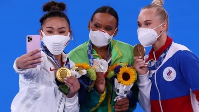 Tokyo 2020 Olympics - Gymnastics - Artistic - Women's Individual All-Around - Medal Ceremony - Ariake Gymnastics Centre, Tokyo, Japan - July 29, 2021. Gold medallist Sunisa Lee of the United States takes a selfie with silver medallist Rebeca Andrade of Brazil and bronze medallist Angelina Melnikova of the Russian Olympic Committee. REUTERS/Mike Blake TPX IMAGES OF THE DAY (REUTERS)