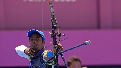 India's Atanu Das, right, shoots an arrow during his individual eliminations match against South Korea's Oh Jinhyek at the 2020 Summer Olympics, Thursday, July 29, 2021, in Tokyo, Japan. (AP Photo/Alessandra Tarantino) (AP)