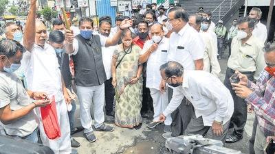 Congress party workers gather around a pothole on Tilak road on Wednesday, to stage a protest regarding the poor state of roads in the city. (HT PHOTO) Congress party workers gather around a pothole on Tilak road on Wednesday, to stage a protest regarding the poor state of roads in the city. (HT PHOTO)