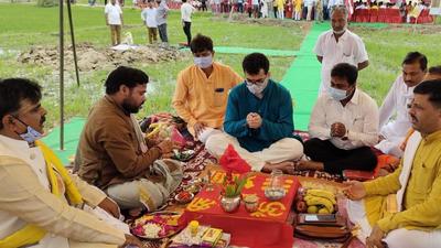 Union minister Smriti Irani’s son performing bhoomi pujan for her house in Amethi. (Sourced image) Union minister Smriti Irani’s son performing bhoomi pujan for her house in Amethi. (Sourced image)