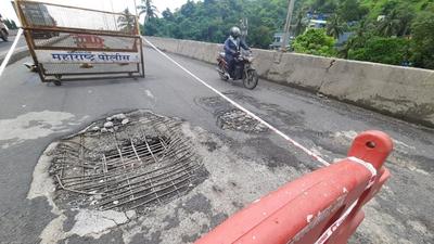 Part of Mumbra Bypass Road caved in early on Thursday, July 29. (Praful Gangurde/HT photo)