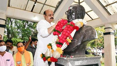 Karnataka chief minister Basavaraj Bommai pays tribute to his father and former chief minister S R Bommai, at Amargol in Hubli on Thursday. (ANI) Karnataka chief minister Basavaraj Bommai pays tribute to his father and former chief minister S R Bommai, at Amargol in Hubli on Thursday. (ANI)