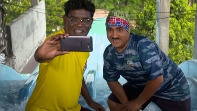 Jethalal photobombs Iyer's selfie. Jethalal photobombs Iyer's selfie.
