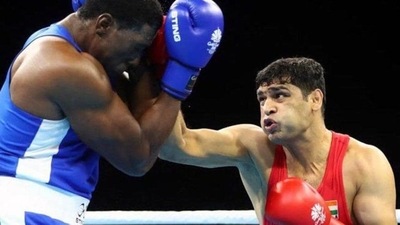 Photo of Indian boxer Satish Kumar (R) (Twitter)