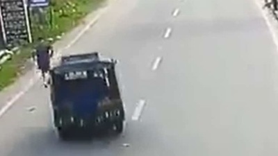 Dhanbad additional sessions and district judge Uttam Anand was jogging along the road early on Wednesday when the three-wheeler hit him (CCTV grab/@Join_AmitSingh) Dhanbad additional sessions and district judge Uttam Anand was jogging along the road early on Wednesday when the three-wheeler hit him (CCTV grab/@Join_AmitSingh)