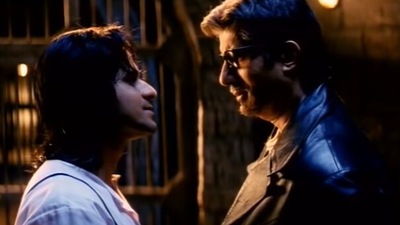 A screenshot from Aks starring Amitabh Bachchan and Manoj Bajpayee.