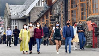 Tourists strolling on The Ridge in Shimla on Thursday. (Deepak Sansta/HT) Tourists strolling on The Ridge in Shimla on Thursday. (Deepak Sansta/HT)