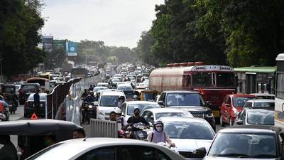 Bumper-to-bumper traffic seen on Ganeshkhind road near Senapati Bapat road, on Wednesday. Residents claim it is a daily occurrence. Traffic snarls hit busy Pune peth areas. (HT) Bumper-to-bumper traffic seen on Ganeshkhind road near Senapati Bapat road, on Wednesday. Residents claim it is a daily occurrence. Traffic snarls hit busy Pune peth areas. (HT)
