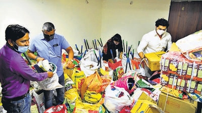 Members of a youth group prepare an assortment of items to be sent to Kolhapur, Sangli and Chiplun on Wednesday. (HT PHOTO)