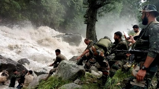 Army personnel during a rescue operation after flash floods due to a cloudburst at Honjar in Kishtwar district, Jammu and Kashmir on July 28.(PTI)