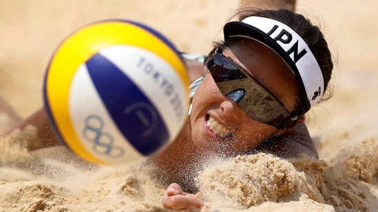 Tokyo 2020 Olympics - Beach Volleyball - Women - Pool F - Japan (Ishii/Murakami) v Switzerland (Huberli/Betschart) - Shiokaze Park, Tokyo, Japan - July 28, 2021. Megumi Murakami of Japan in action. REUTERS/John Sibley SEARCH "OLYMPICS DAY 6" FOR TOKYO 2020 OLYMPICS EDITOR'S CHOICE, SEARCH "REUTERS OLYMPICS TOPIX" FOR ALL EDITOR'S CHOICE PICTURES. TPX IMAGES OF THE DAY.(REUTERS)