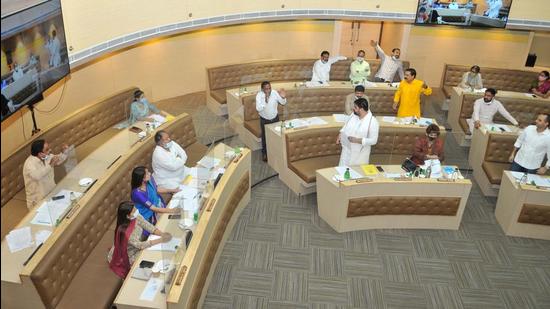 Councillors taking part in 300th house meeting at municipal corporation office in Sector 17 Chandigarh on Thursday. (Ravi Kumar/HT)