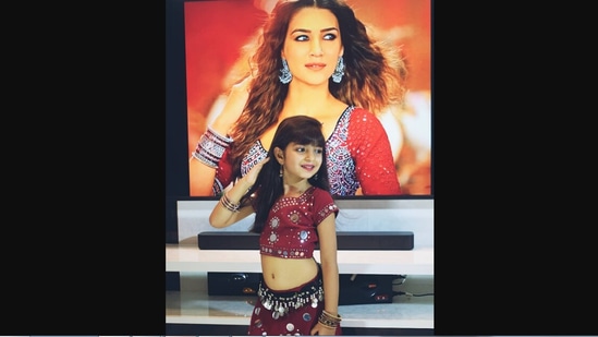 The image shows the girl imitating dance moves of Kriti Sanon’s from Mimi song Param Sundari.(Instagram/@tania_and_sony)