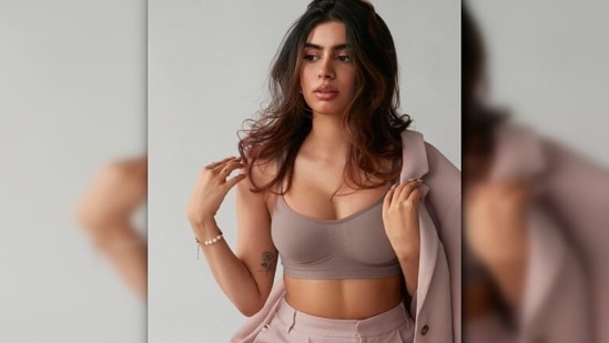 She teamed it with a neutral grey-toned bralette from Kim Kardashian’s Skims.(Instagram/@khushi05k)