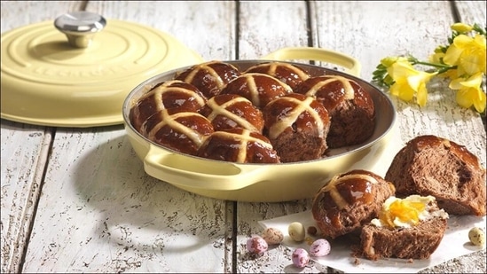 Recipe: Craving evening snacks? Try these spiced chocolate hot cross buns(Le Creuset India)
