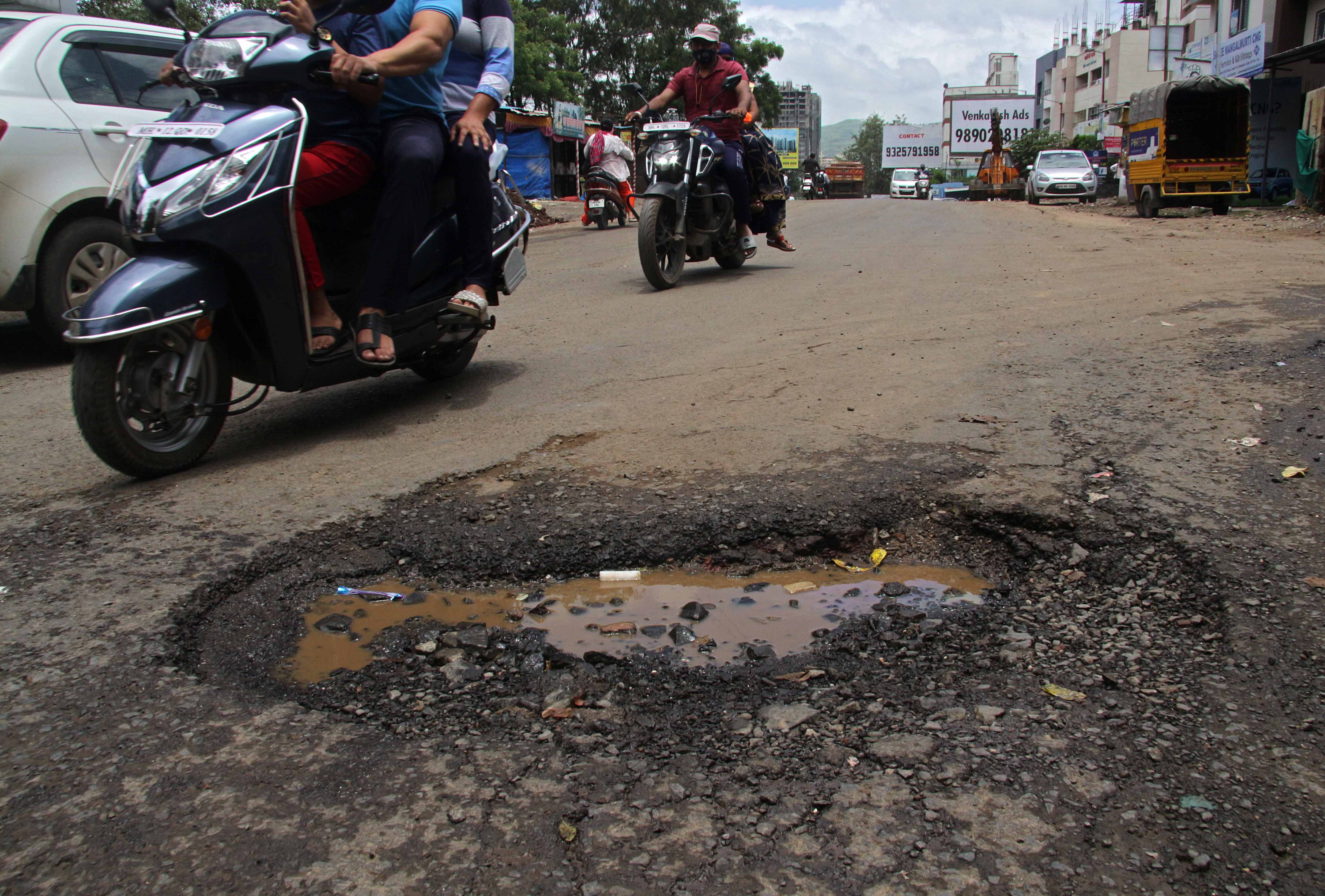 Pothole on Gangadham-Kondhwa road stretch in Pune. (RAVINDRA JOSHI/HT) Pothole on Gangadham-Kondhwa road stretch in Pune. (RAVINDRA JOSHI/HT)