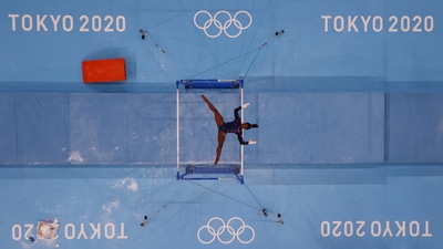 Simone Biles of the United States in action on the uneven bars during the Tokyo 2020 Olympics on July 25 (Fabrizio Bensch / REUTERS) Simone Biles of the United States in action on the uneven bars during the Tokyo 2020 Olympics on July 25 (Fabrizio Bensch / REUTERS)
