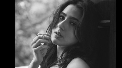 Sara accessorized her look with rings and no other jewellery, posing in an endearing fashion for the camera lens. (Instagram) Sara accessorized her look with rings and no other jewellery, posing in an endearing fashion for the camera lens. (Instagram)
