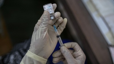 A nurse prepares a dose of Bharat Biotech Ltd. Covaxin vaccine at a Covid-19 vaccination center. (Bloomberg)