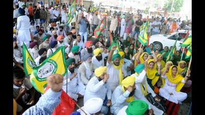 Retired bureaucrats, intellectuals to take part in farmers’ stir Retired bureaucrats, intellectuals to take part in farmers’ stir