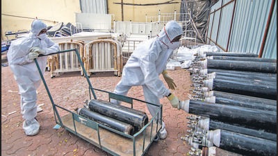 The three Cs: closed spaces (such as restaurants and gyms), crowds (such as those seen in congregations of people for recreational, religious, political and other social reasons) and close contact (such as public transport) account for a majority of infections. (Pratik Chorge/HT PHOTO)
