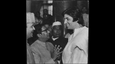 Amitabh Bachchan with VP Singh. (HT Archive) Amitabh Bachchan with VP Singh. (HT Archive)