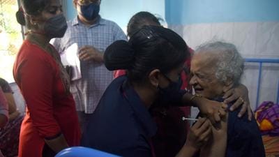 Senior citizens inoculated at Dr Niranjan Wagh Old Age Home, Jogeshwari. (HT PHOTO) Senior citizens inoculated at Dr Niranjan Wagh Old Age Home, Jogeshwari. (HT PHOTO)