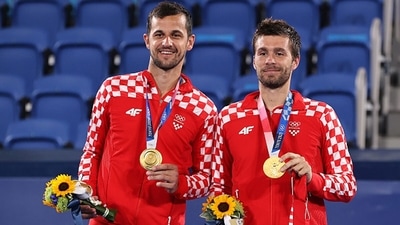 Mate Pavic and Nikola Mektic of Croatia pose with their gold medals. (Getty Images)