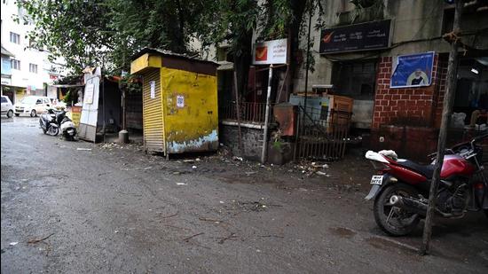 The stretch near SP College post office on Tilak road awaits repairs as despite multiple suggestions by citizens, PMC fails to utilise funds under the citizen participatory budget. (HT)