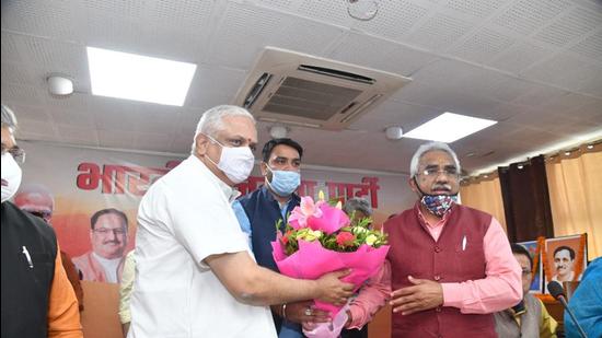 BJP national general secretary (organisation) BL Santosh along with party state president Madan Kaushik during the core committee meeting on Thursday evening in Dehradun. (HT photo)