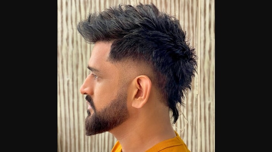 MS Dhoni's new hairstyle that has caused a Twitter chatter.(Twitter/@AalimHakim)