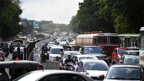 A recent National Emissions Inventory (NEI) report had revealed that automobile emissions contribute to 91 per cent of Pune’s air pollution. (HT Photo)
