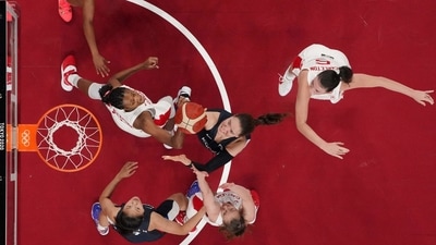 South Korea's Park Ji (C) Su jumps for a rebound with Canada's Kayla Alexander (L) in the women's preliminary round group A basketball match between South Korea and Canada during the Tokyo 2020 Olympic Games at the Saitama Super Arena in Saitama on July 29. (Brian Snyder / Pool / AFP) South Korea's Park Ji (C) Su jumps for a rebound with Canada's Kayla Alexander (L) in the women's preliminary round group A basketball match between South Korea and Canada during the Tokyo 2020 Olympic Games at the Saitama Super Arena in Saitama on July 29. (Brian Snyder / Pool / AFP)
