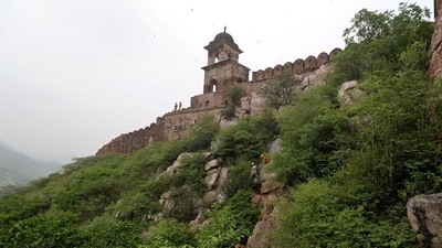 Members of the State Disaster Response Force (SDRF) conduct a search operation following a lightning strike at a watch tower near Amer Fort in Jaipur in the desert state of Rajasthan, India, July 12, 2021. (Reuters/ File photo)