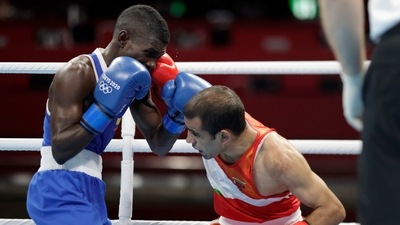 Tokyo 2020 Olympics - Boxing - Men's Flyweight - Last 16 - KKG - Kokugikan Arena - Tokyo, Japan - July 31, 2021. Amit Panghal of India in action against Yuberjen Martinez Rivas of Colombia REUTERS/Ueslei Marcelino (REUTERS)