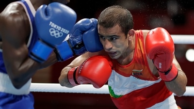 Tokyo 2020 Olympics - Boxing - Men's Flyweight - Last 16 - KKG - Kokugikan Arena - Tokyo, Japan - July 31, 2021. Amit Panghal of India in action against Yuberjen Martinez Rivas of Colombia REUTERS/Ueslei Marcelino (REUTERS)