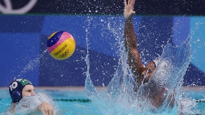 Tokyo 2020 Olympics - Water Polo - Men - Group A - United States v Hungary - Tatsumi Water Polo Centre, Tokyo, Japan – July 31, 2021. Denes Varga of Hungary in action against Max Irving of the United States. REUTERS/Gonzalo Fuentes (REUTERS)