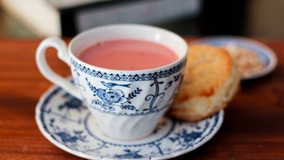 Noon chai: Also known as Kashmiri tea, this chai is usually made in a traditional container called the Samovar. Noon chai is also served in many parts of Rajasthan and Nepal. This chai is known to prevent heartburn and bloating.  (Instagram/@mirchitales)