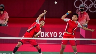 Indonesia's Greysia Polii, left, and Apriyani Rahayu play against South Korea's Lee So-hee and Shin Seung-chan during their women's semi-final badminton match at the 2020 Summer Olympics, Saturday, July 31, 2021, in Tokyo, Japan. (AP Photo/Dita Alangkara) (AP)