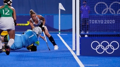 Britain's Susannah Townsend, center, scores on Ireland goalkeeper Ayeisha McFerran (1) during a women's field hockey match at the 2020 Summer Olympics, Saturday, July 31, 2021, in Tokyo, Japan. (AP Photo/John Locher) (AP)