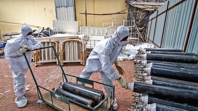 Healthcare workers line up empty oxygen cylinders to be refilled at the NESCO Covid centre in Mumbai in April 2021. To counter the oxygen shortage experienced by various hospitals across the state during the second wave of the Covid-19 pandemic, Maharashtra planned to increase its oxygen production. Of the 530 Pressure Swing Absorption plants commissioned last year, 108 are complete. ( Pratik Chorge/HT PHOTO) Healthcare workers line up empty oxygen cylinders to be refilled at the NESCO Covid centre in Mumbai in April 2021. To counter the oxygen shortage experienced by various hospitals across the state during the second wave of the Covid-19 pandemic, Maharashtra planned to increase its oxygen production. Of the 530 Pressure Swing Absorption plants commissioned last year, 108 are complete. ( Pratik Chorge/HT PHOTO)