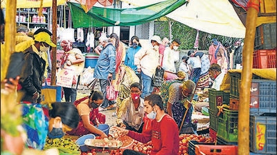 People at a vegetable market in Satara on July 19. The average positivity rate in the district remains above 5% (kalpesh nukte/ht) People at a vegetable market in Satara on July 19. The average positivity rate in the district remains above 5% (kalpesh nukte/ht)