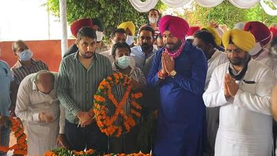 Punjab Pradesh Congress Committee president Navjot Singh Sidhu paying his tributes to Udham Singh in Fatehgarh Sahib on Saturday. (PTI)